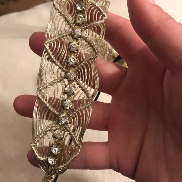 💎 Amazing jeweled headband. Amazing gold wire detail for ultimate Queen vibes. - Picture 13 of 16